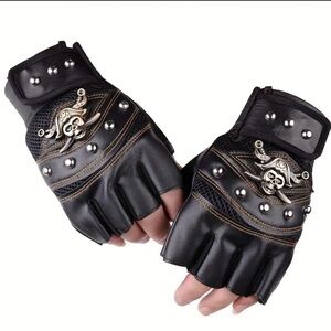 🆕 Cool Riveted Half-Finger Pirate Skull Outdoor Gloves - Riding Sports - Punk